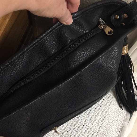 NWOT Pebbled Vegan Shoulder Bag with Large Tassel - Picture 7 of 12